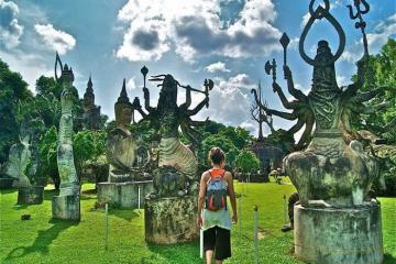 Vườn Tượng Phật Lào Buddha Park có hơn 200 tượng Phật lớn nhỏ