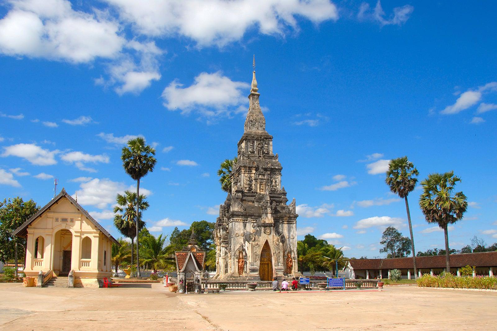 Tham quan Thánh địa Phật giáo That Ing Hang tại Lào