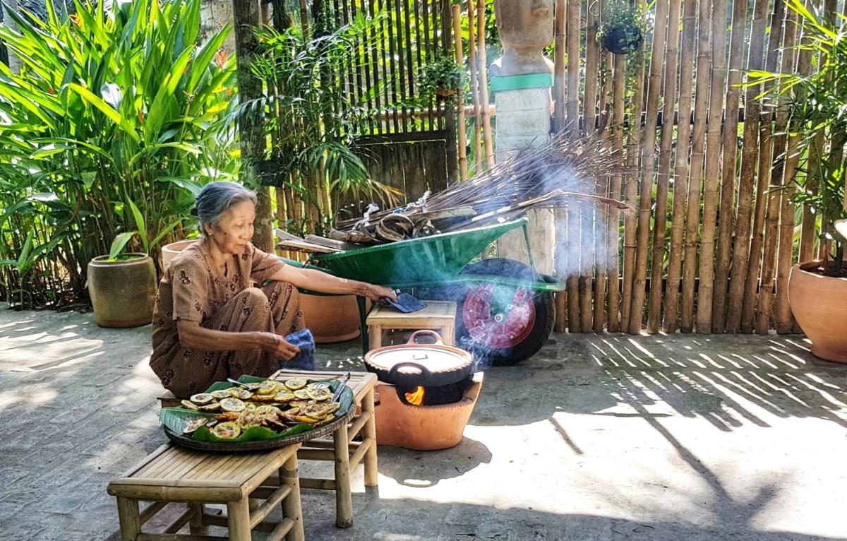 Cuối tuần hái dừa nước, nướng bánh phồng ở Giồng Trôm