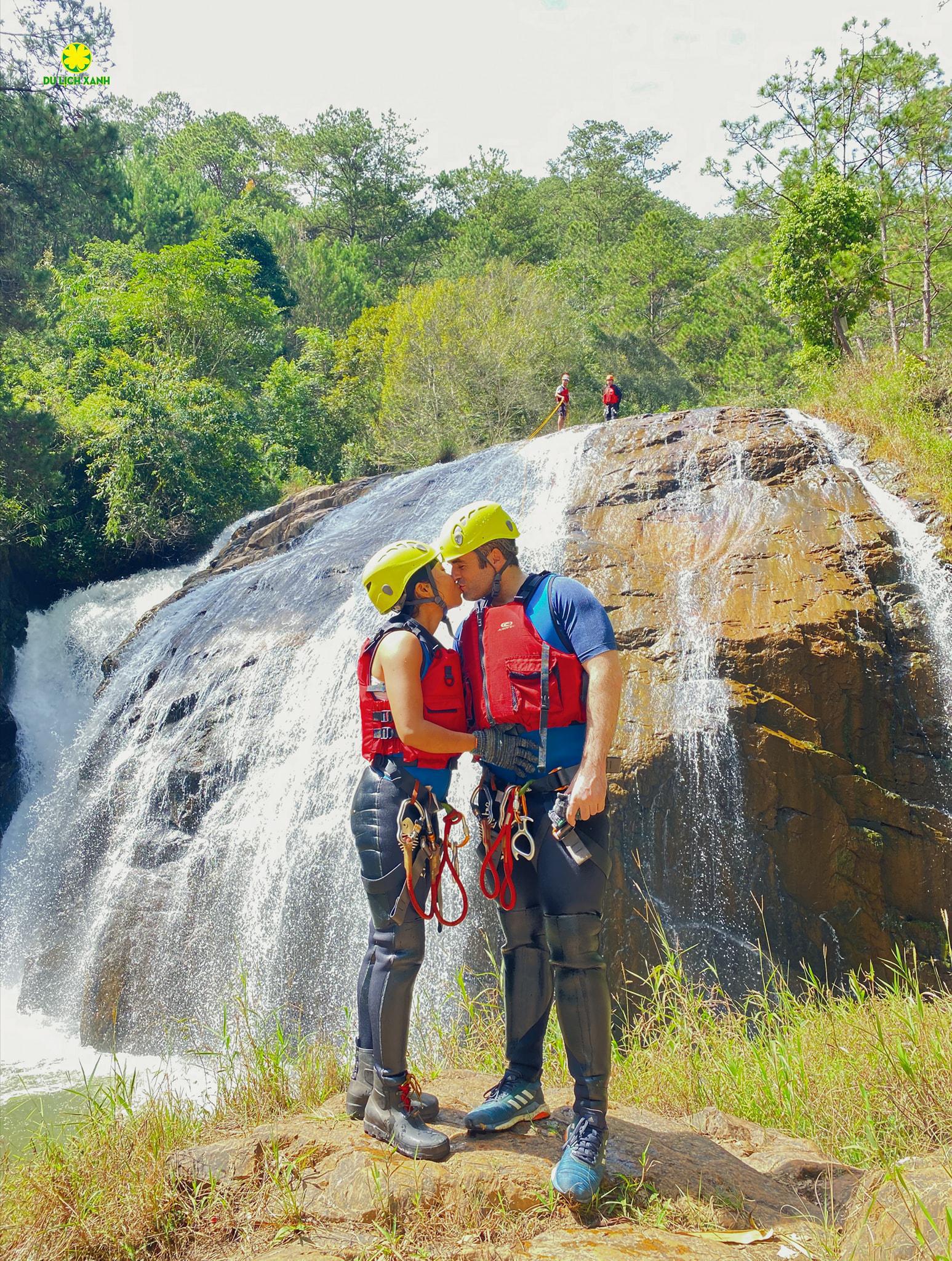 Những dụng cụ bảo hộ đi tour thám hiểm hang động tại Quảng Bình