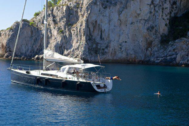 Sự khác biệt giữa du thuyền, thuyền buồm và catamaran