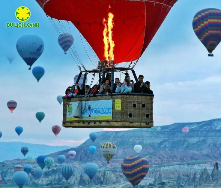 Vietnam Balloon Travel, Tour bay khinh khí cầu Cappadocia, Tour cưỡi ngựa tại Fairy Chimneys ở Cappadocia
