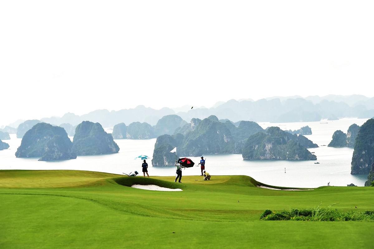 Trải nghiệm chơi golf giữa kỳ quan FLC Hạ Long